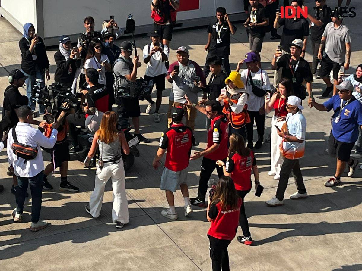 Pembalap Ducati Lenovo, Marc Marquez, saat menuju ruang medis di paddock Sirkuit Mandalika (IDN Times / Linggauni)