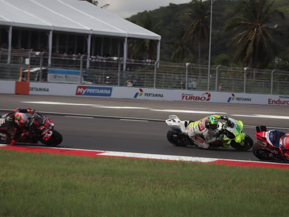 Pembalap MotoGP pada sesi sprint race di Sirkuit Mandalika, Sabtu (4/10/2025). (IDN Times/Linggauni)