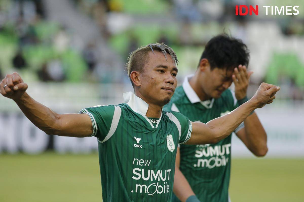 Striker PSMS Rudiyana mencetak brace ke gawang Sriwijaya FC (IDN Times/Doni Hermawan)