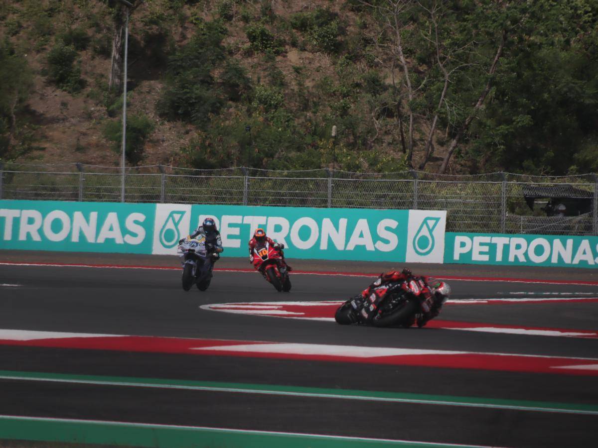 Pembalap MotoGP pada sesi sprint race di Sirkuit Mandalika, Sabtu (4/10/2025). (IDN Times/Linggauni)