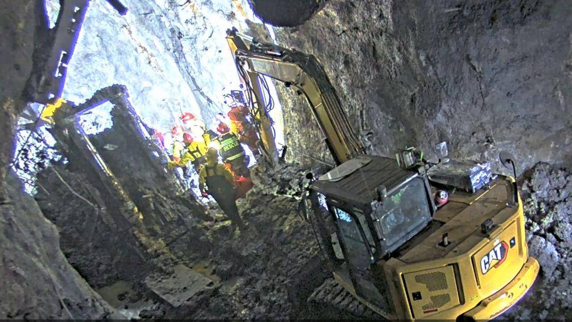 Tim Tanggap Darurat PT Freeport  Indonesia pada hari ini, Minggu, 5  Oktober 2025, telah menemukan dan  mengevakuasi 3 (tiga) jenazah rekan kerja  dari lokasi insiden luncuran material basah di Tambang Bawah Tanah Grasberg Block  Cave (GBC). (IDN Times/Istimewa)