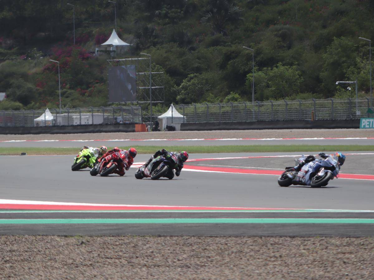 Pembalap MotoGP pada sesi sprint race di Sirkuit Mandalika, Sabtu (4/10/2025). (IDN Times/Linggauni)