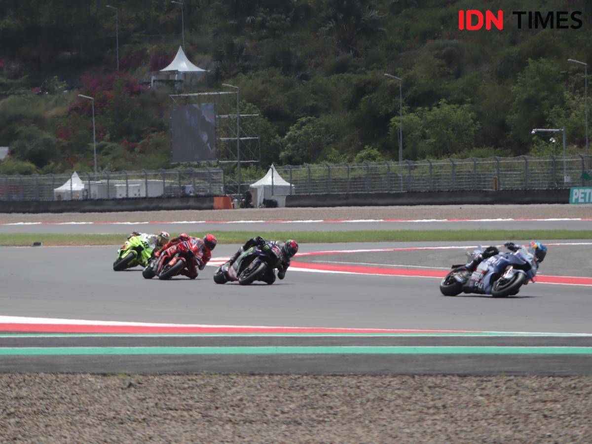 Pembalap MotoGP pada sesi sprint race di Sirkuit Mandalika, Sabtu (4/10/2025). (IDN Times/Linggauni)