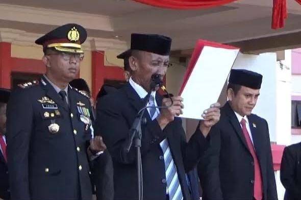 Wakil-Ketua-DPRD-Pasangkayu-gagap-baca-pembukaan-UUD-1945-di-Hari-Kesaktian-Pancasila-jpg-1331907599.jpg