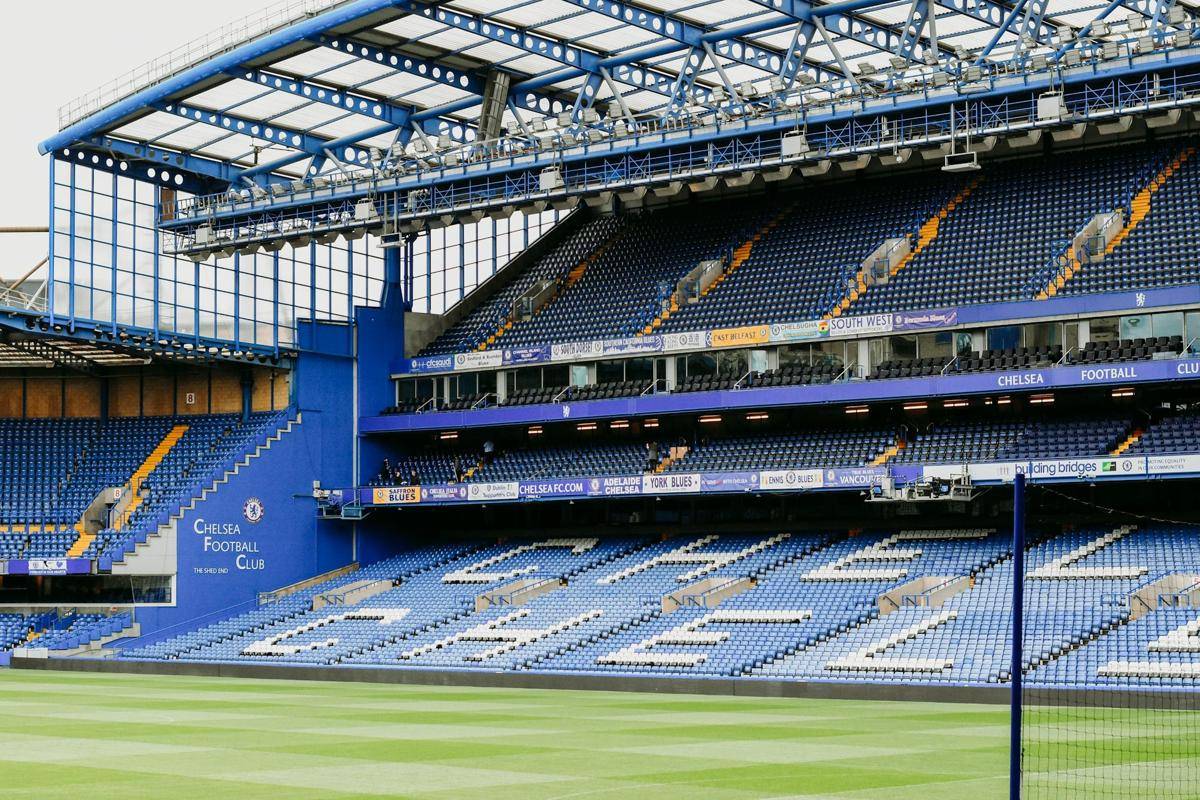 ilustrasi tampilan dalam Stamford Bridge, kandang Chelsea