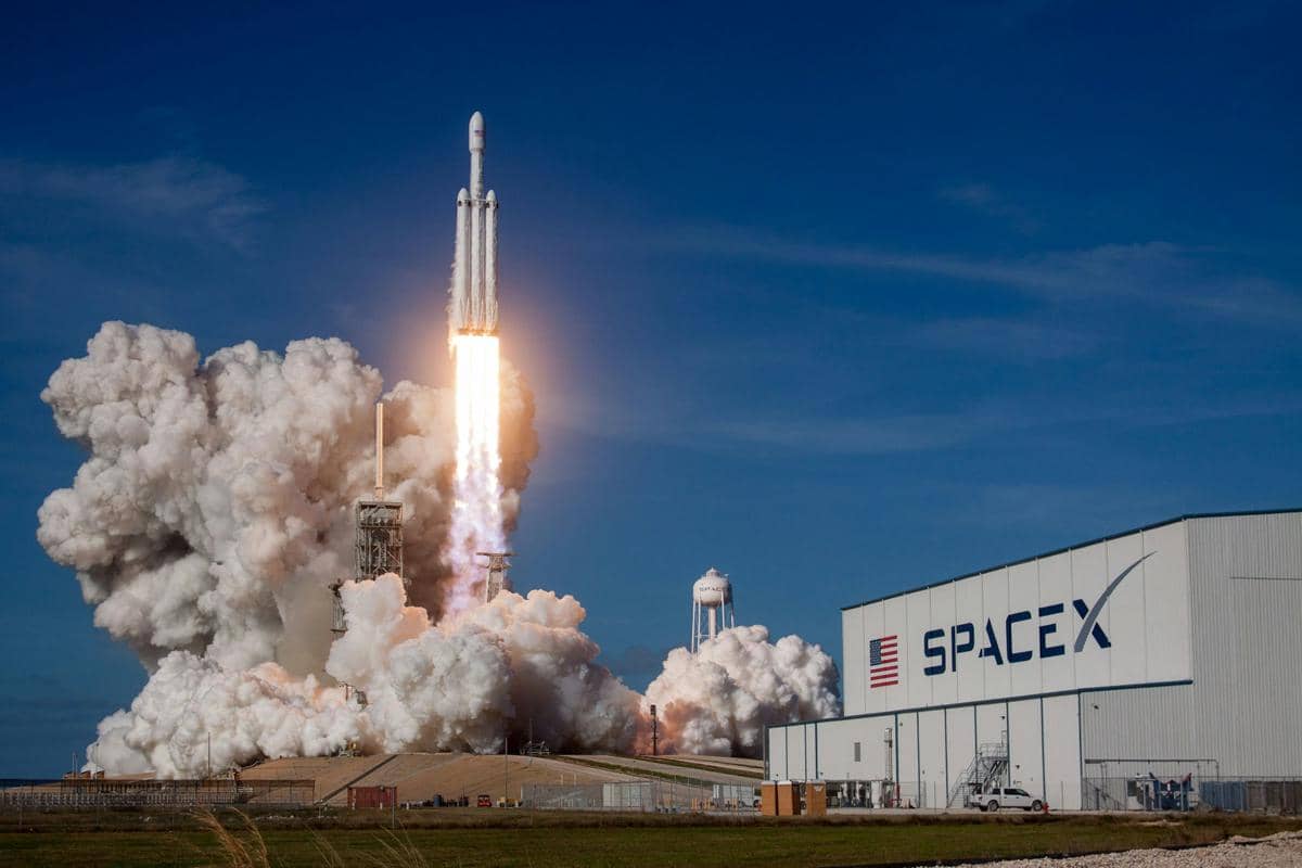 roket Falcon Heavy SpaceX (unsplash.com/spacex)