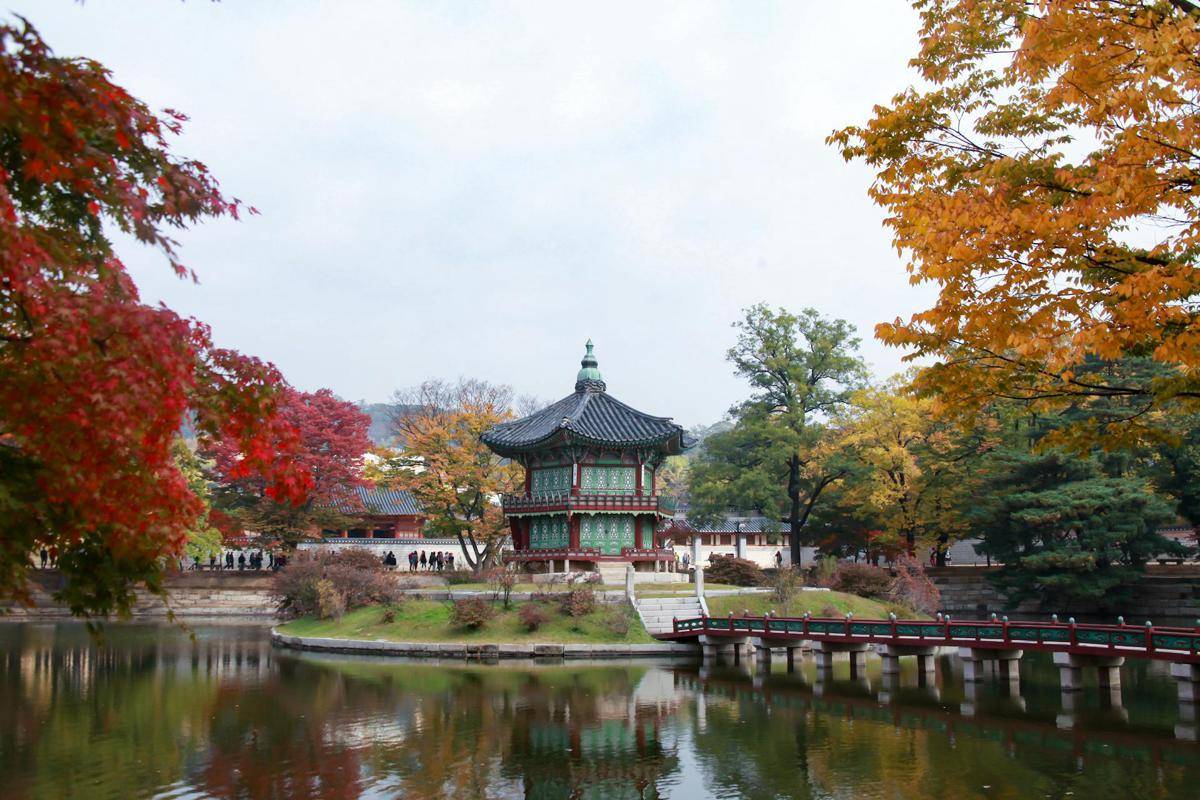 potret Hyangwonjeong Pavilion saat musim gugur