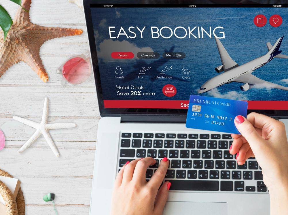ilustrasi booking tiket online dengan kartu kredit 
