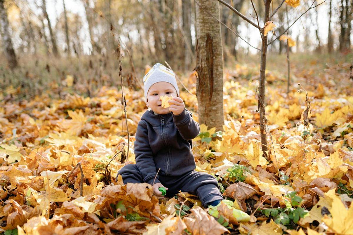 ilustrasi anak memakai layering outfit 