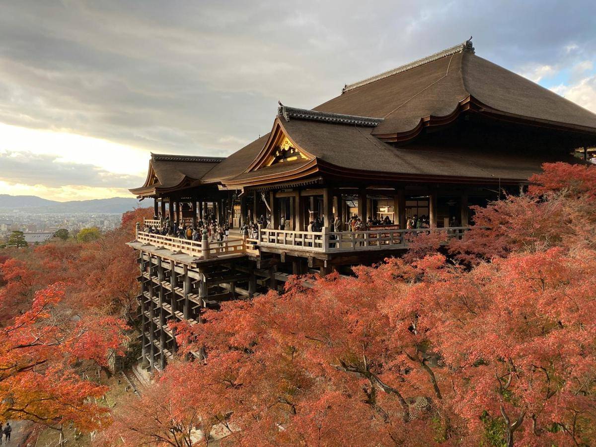 Kiyomizu Temple di Kyoto saat musim gugur 