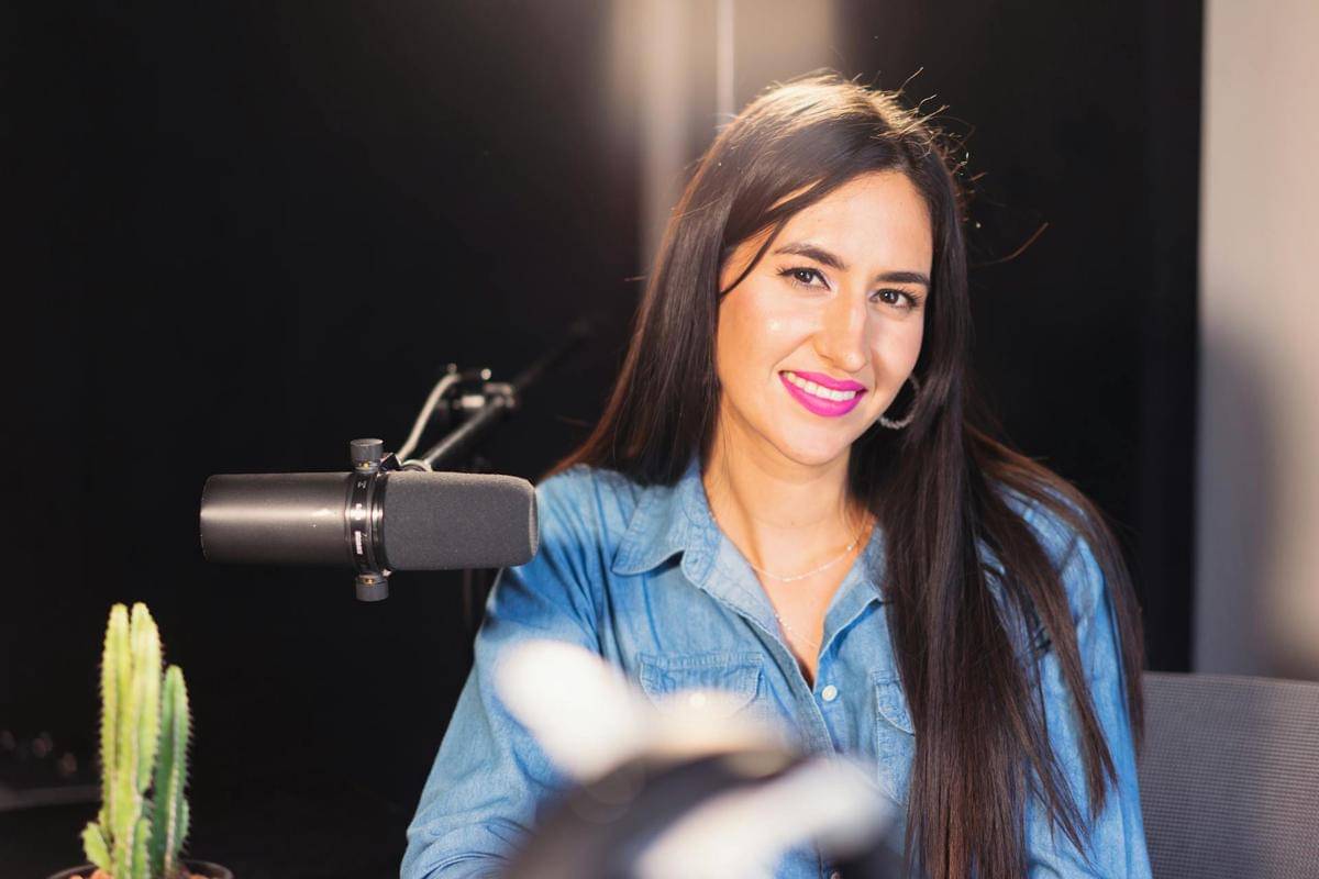ilustrasi profesi voice over artist 