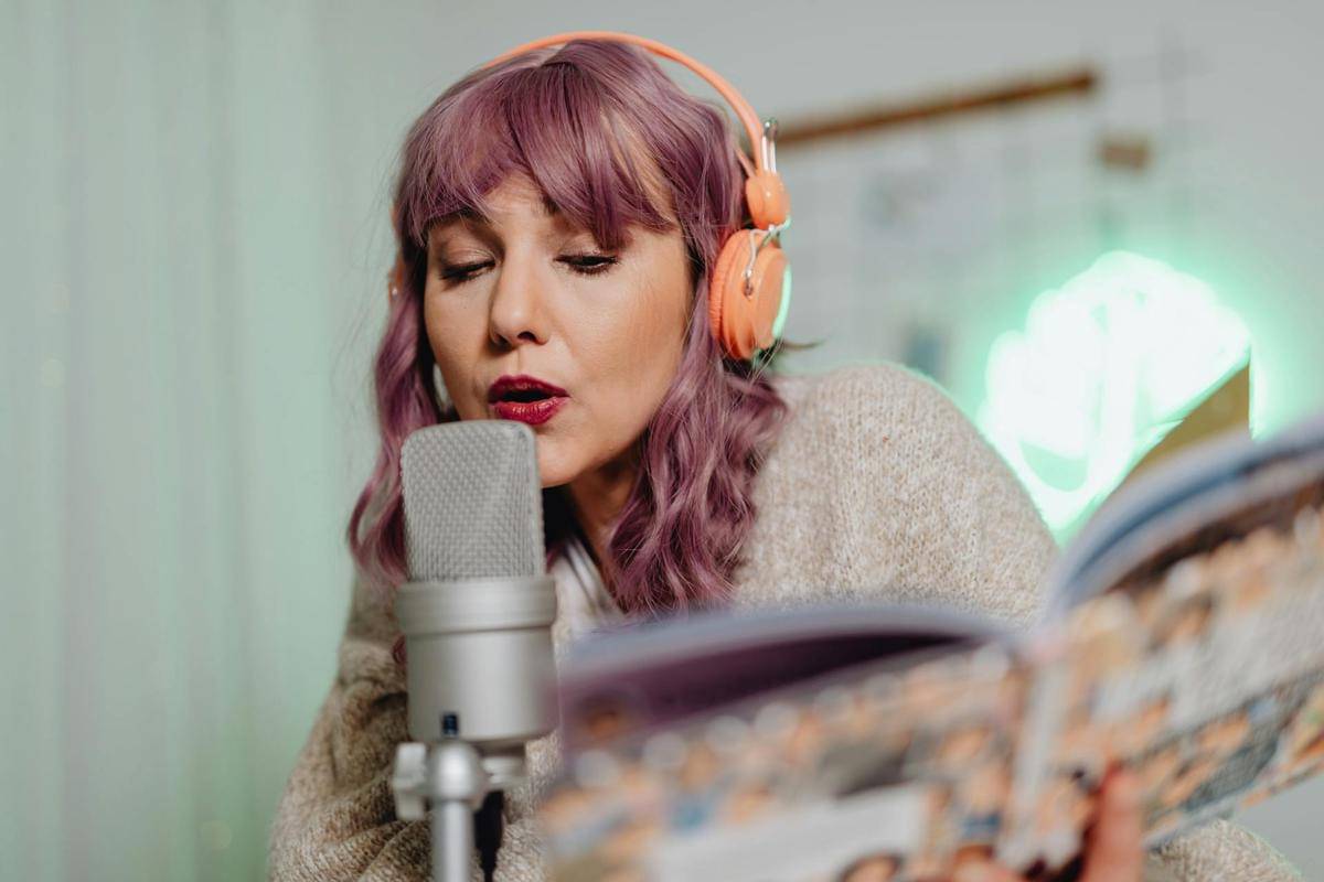 ilustrasi profesi voice over artist 