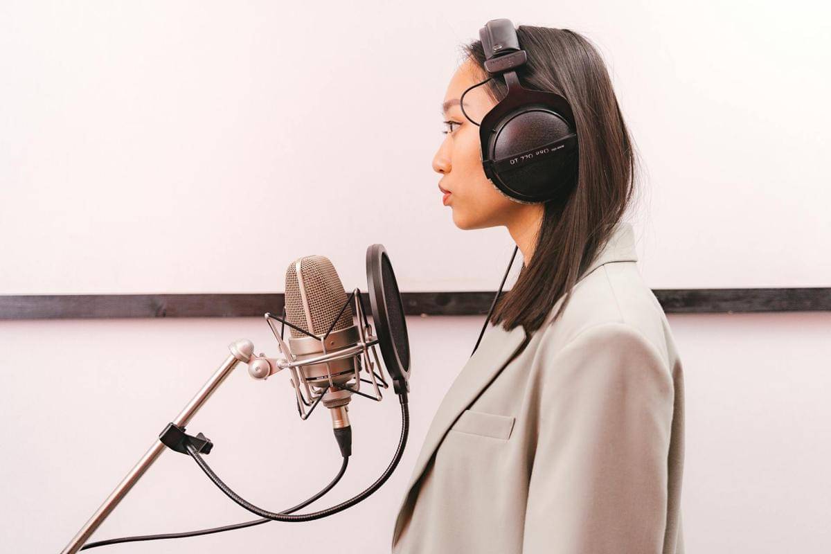 ilustrasi profesi voice over artist 