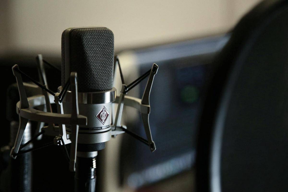 ilustrasi alat kerja profesi voice over artist