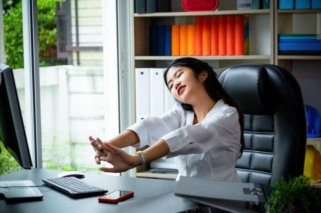 Melakukan Peregangan Di Sela Waktu Bekerja (freepik.com/jcomp) 