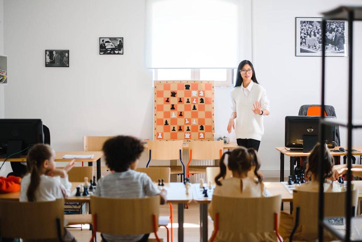 ilustrasi seorang guru yang sedang mengajar di kelas (pexels.com/Anastasia Shuraeva)