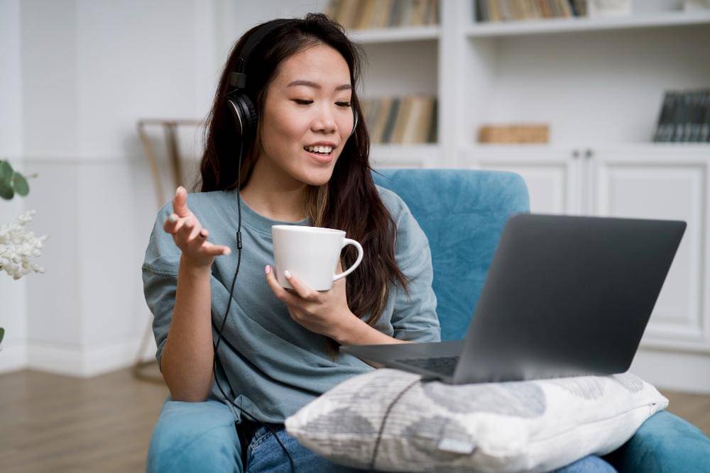 ilustrasi perempuan melakukan video call