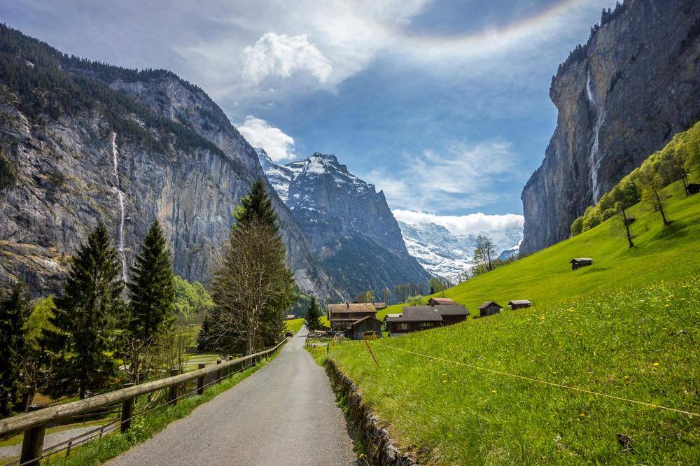 ilustrasi jalan di Desa Lauterbrunnen