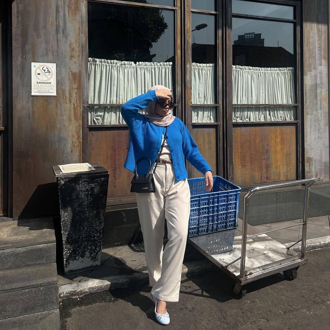 outfit hijab dengan celana (instagram.com/adyaasyra)