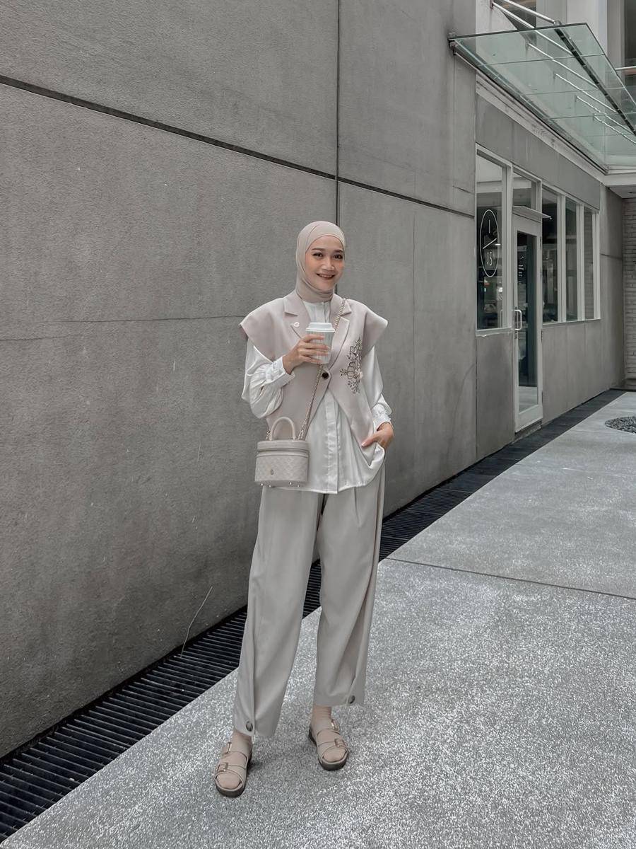 OOTD Vest ala Uwie Mariska (instagram.com/uwiemariska)