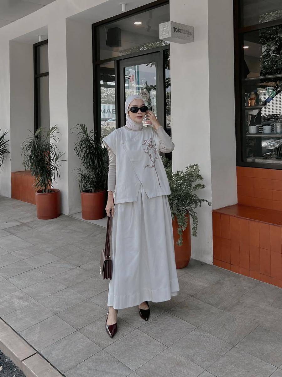 OOTD Vest ala Uwie Mariska (instagram.com/uwiemariska)