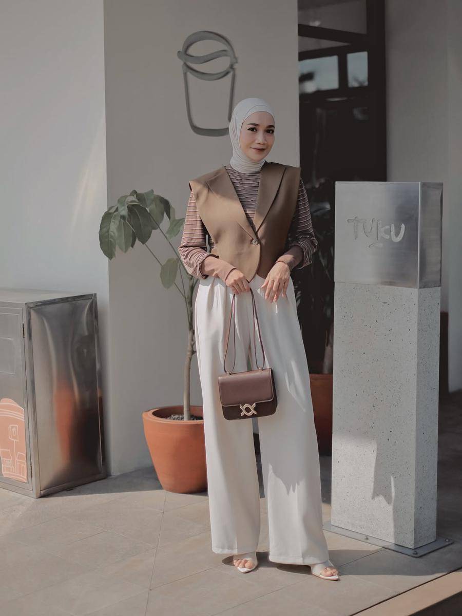 OOTD Vest ala Uwie Mariska (instagram.com/uwiemariska)