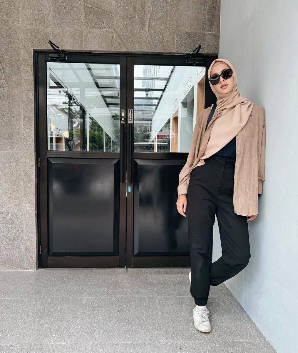 outfit hijab dengan celana (instagram.com/paula_verhoeven)