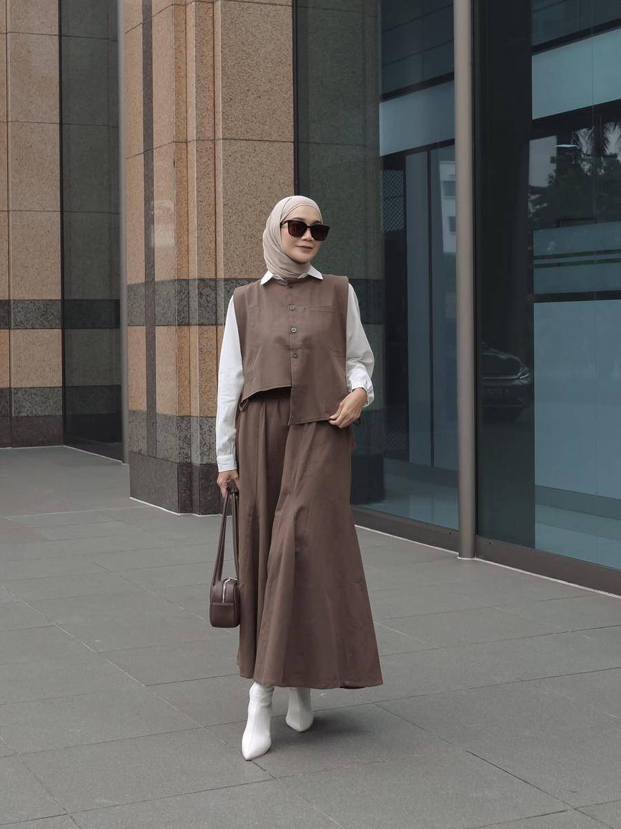 OOTD Vest ala Uwie Mariska (instagram.com/uwiemariska)