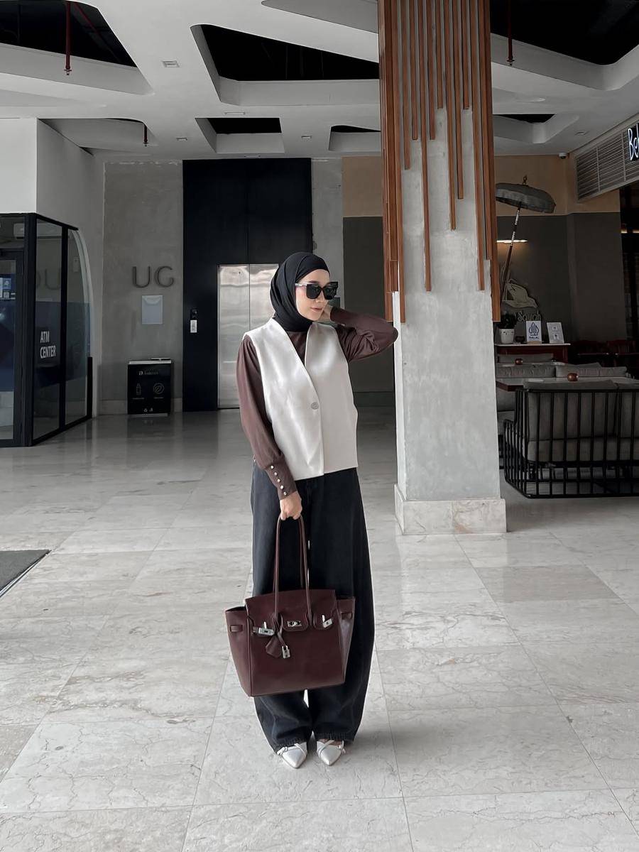 OOTD Vest ala Uwie Mariska (instagram.com/uwiemariska)