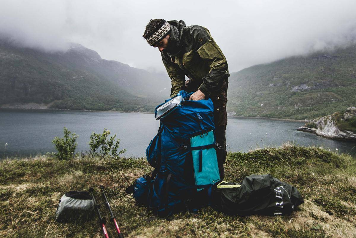 ilustrasi packing tas carrier (unsplash.com/Emma Francis)