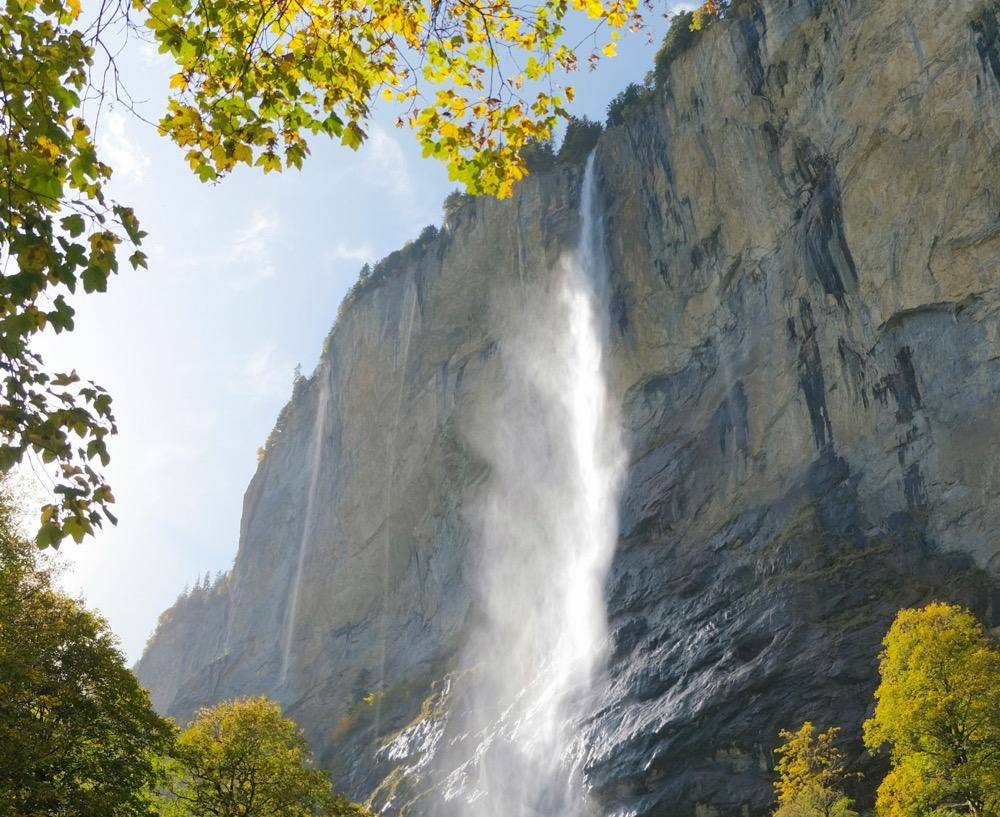 ilustrasi pemandangan Staubbach Waterfall