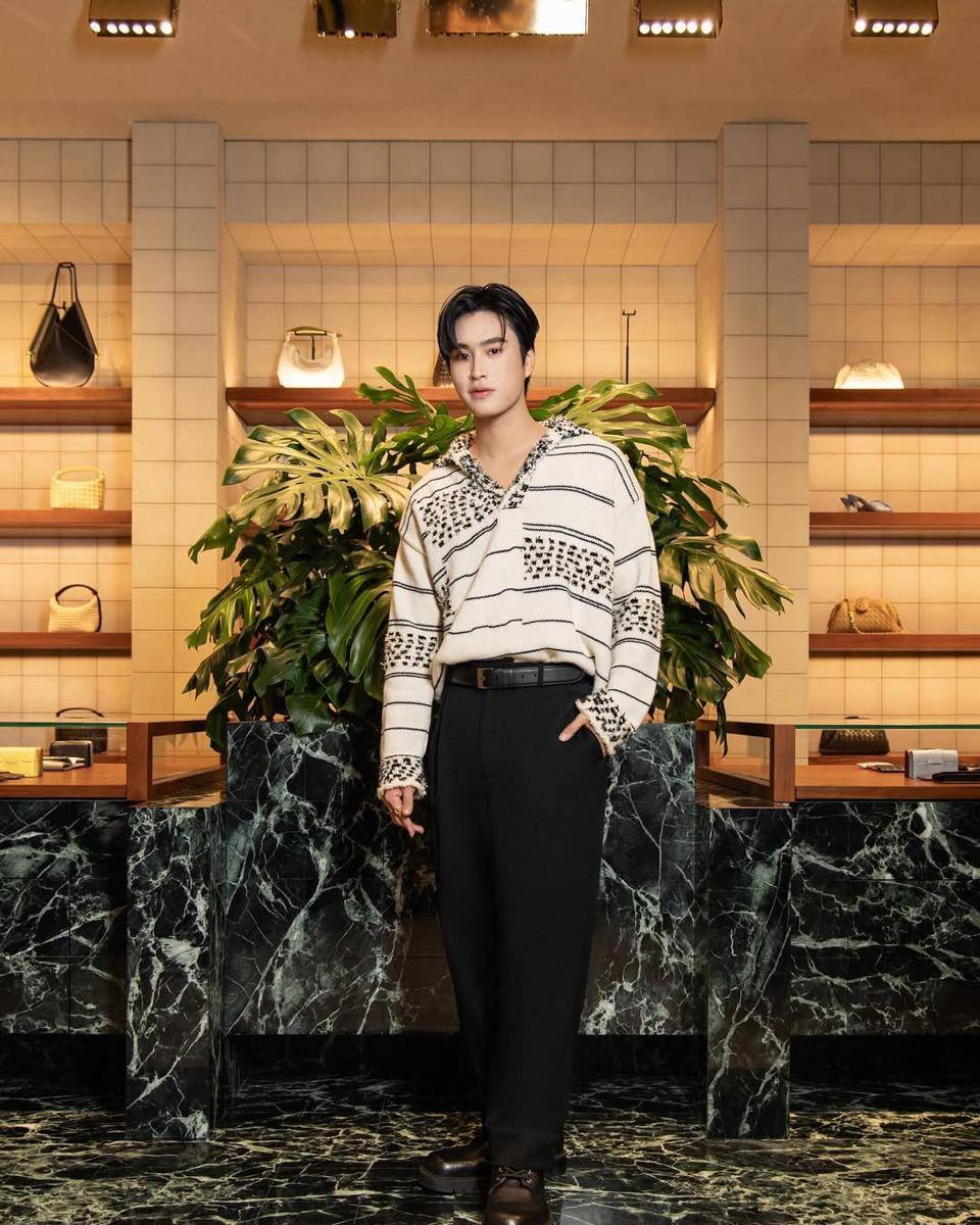 styling black pants ala Gemini Norawit (instagram.com/gemini_nt)