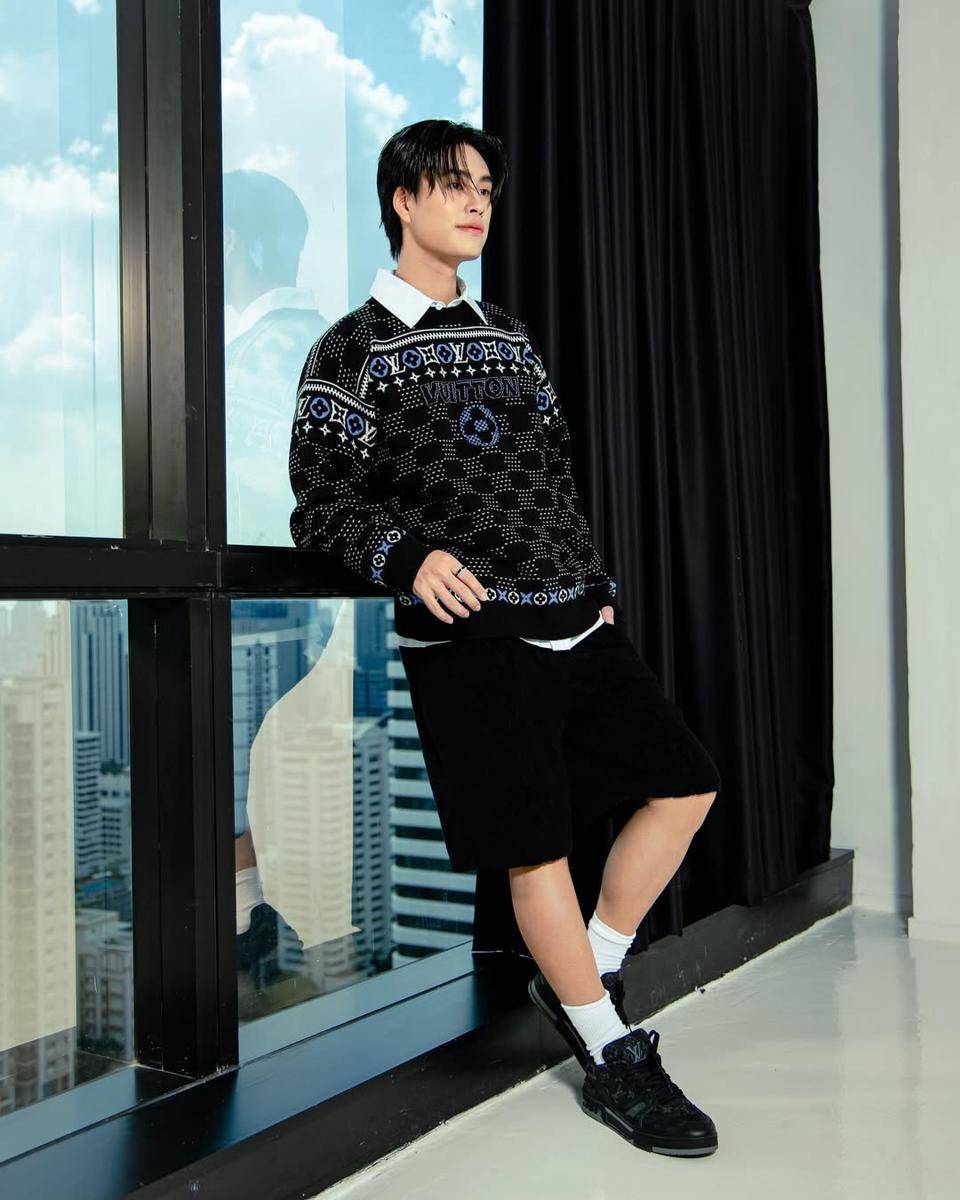 styling black pants ala Gemini Norawit (instagram.com/gemini_nt)