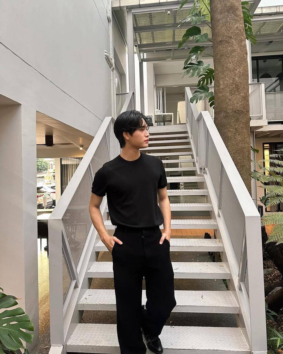 styling black pants ala Gemini Norawit (Instagram.com/gemini_nt)