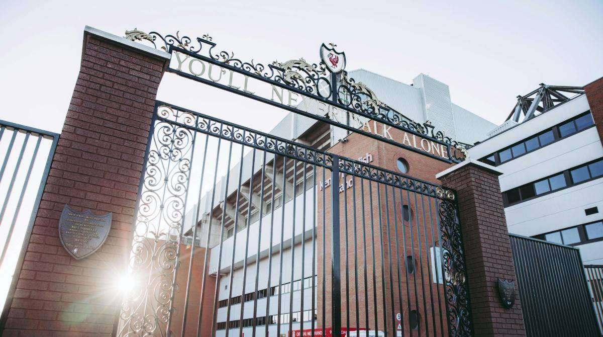 potret gerbang Anfield stadium, markas Liverpool FC