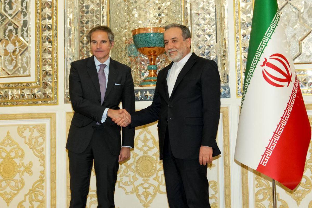 Menteri Luar Negeri Iran Abbas Araghchi (kanan) bertemu dengan Direktur Jenderal IAEA Rafael Mariano Grossi di Teheran, Iran, pada 16 April 2025. (x.com/IRIMFA_EN)