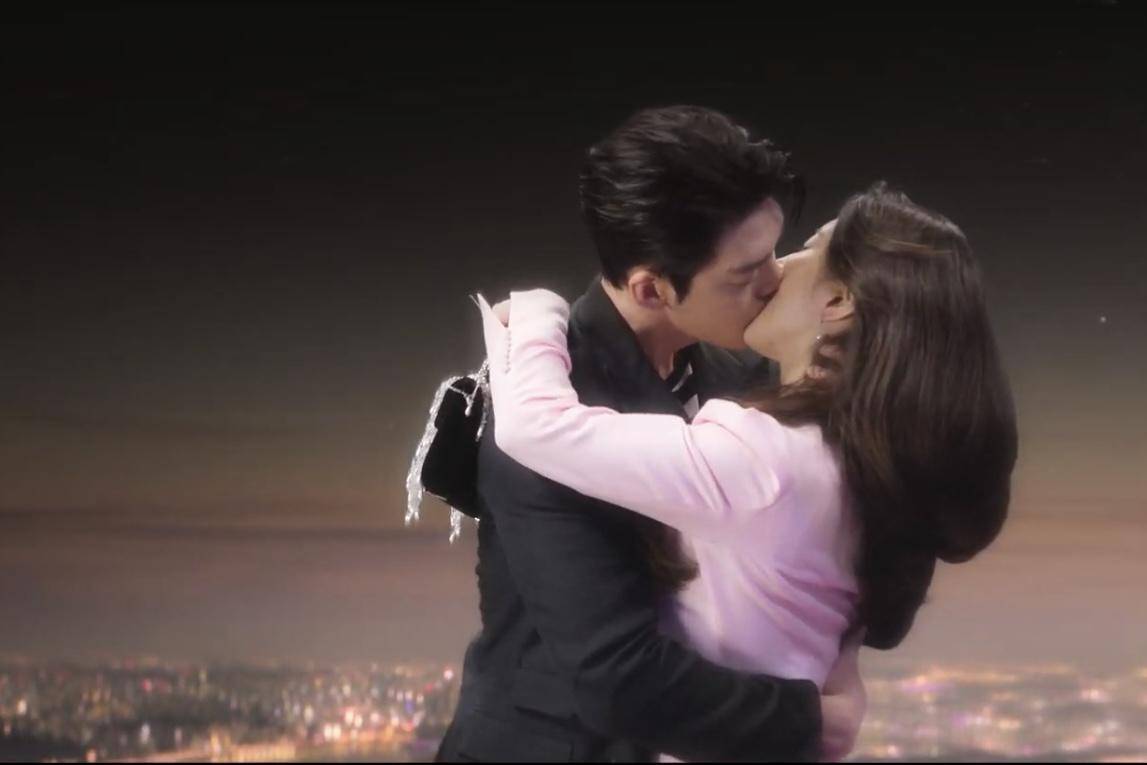 Genie (Kim Woo Bin) dan Ki Ka Young (Bae Suzy) dalam drakor Genie, Make a Wish (dok. Netflix/Genie, Make a Wish)