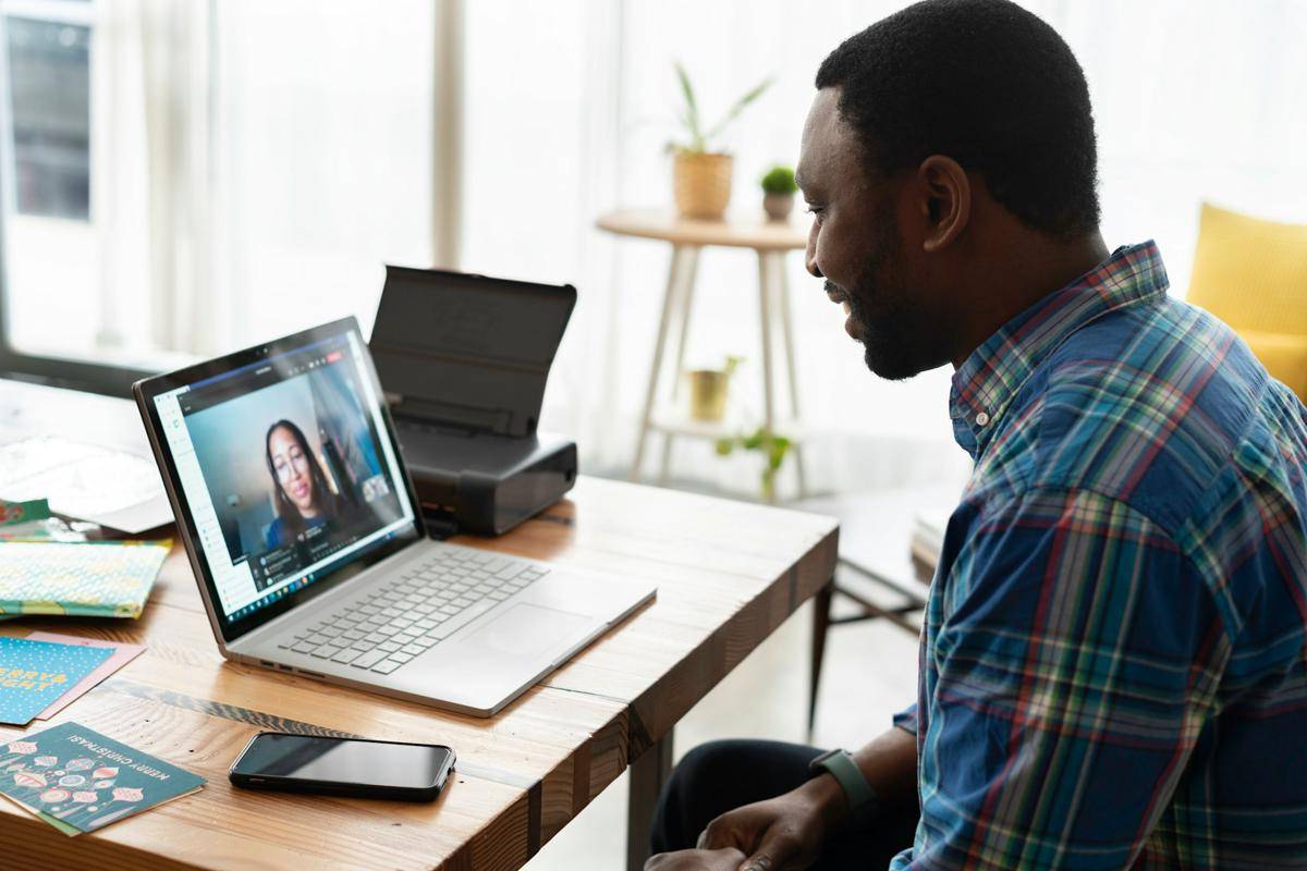 ilustrasi video call dengan pasangan 
