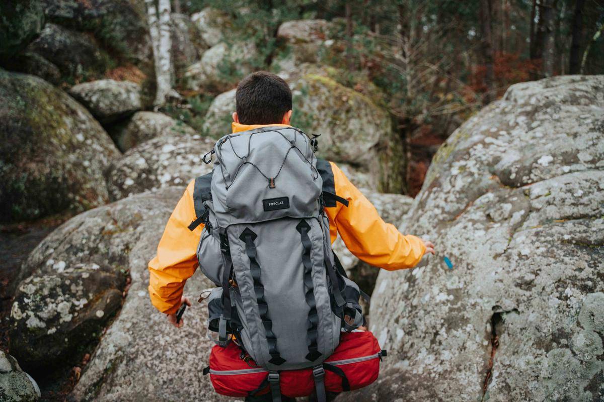 ilustrasi traveling dengan tas carrier (unsplash.com/Mathurin NAPOLY / matnapo)