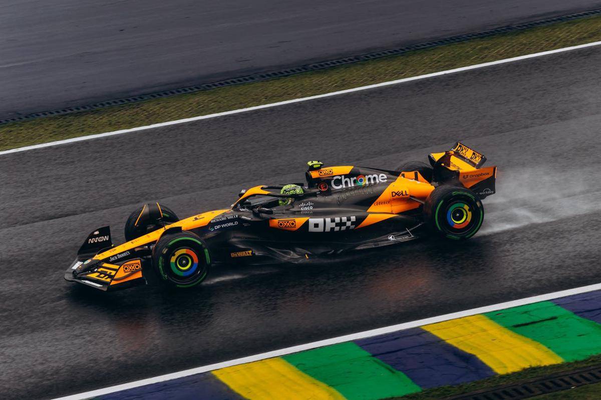 potret mobil Formula 1 McLaren 