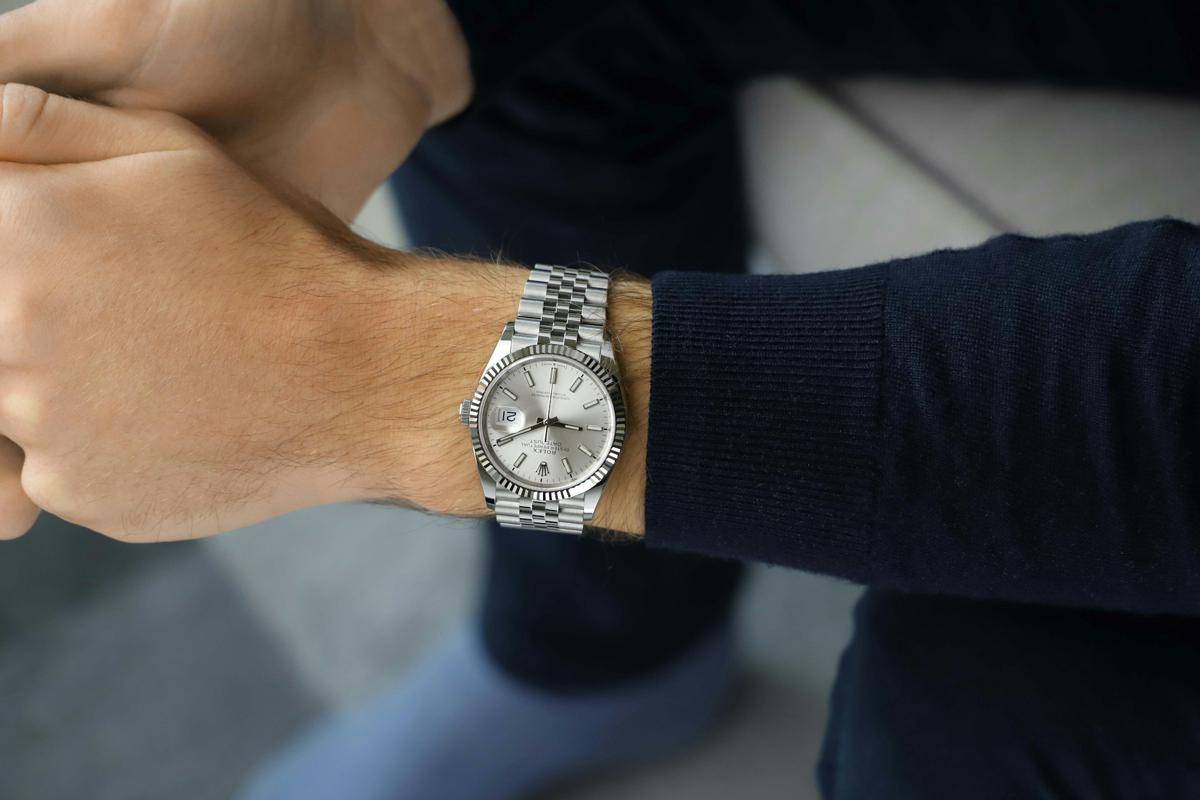 ilustrasi jam tangan stainless steel (unsplash.com/Millenary Watches)