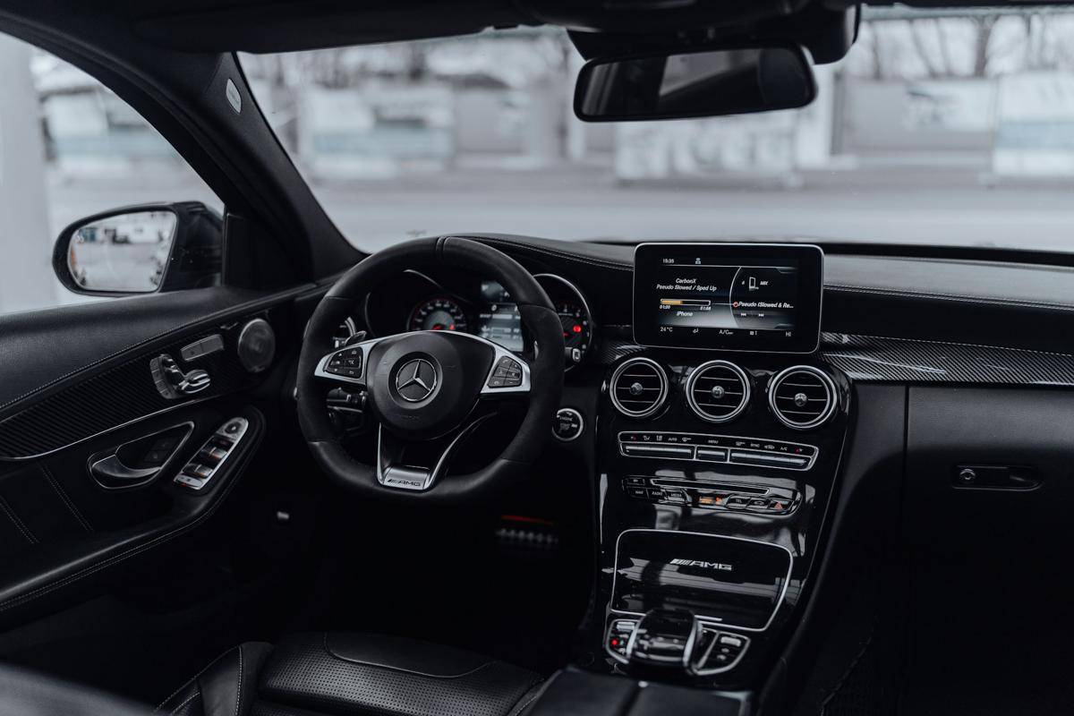 ilustrasi dasbor mobil (unsplash.com/Nils Limp)