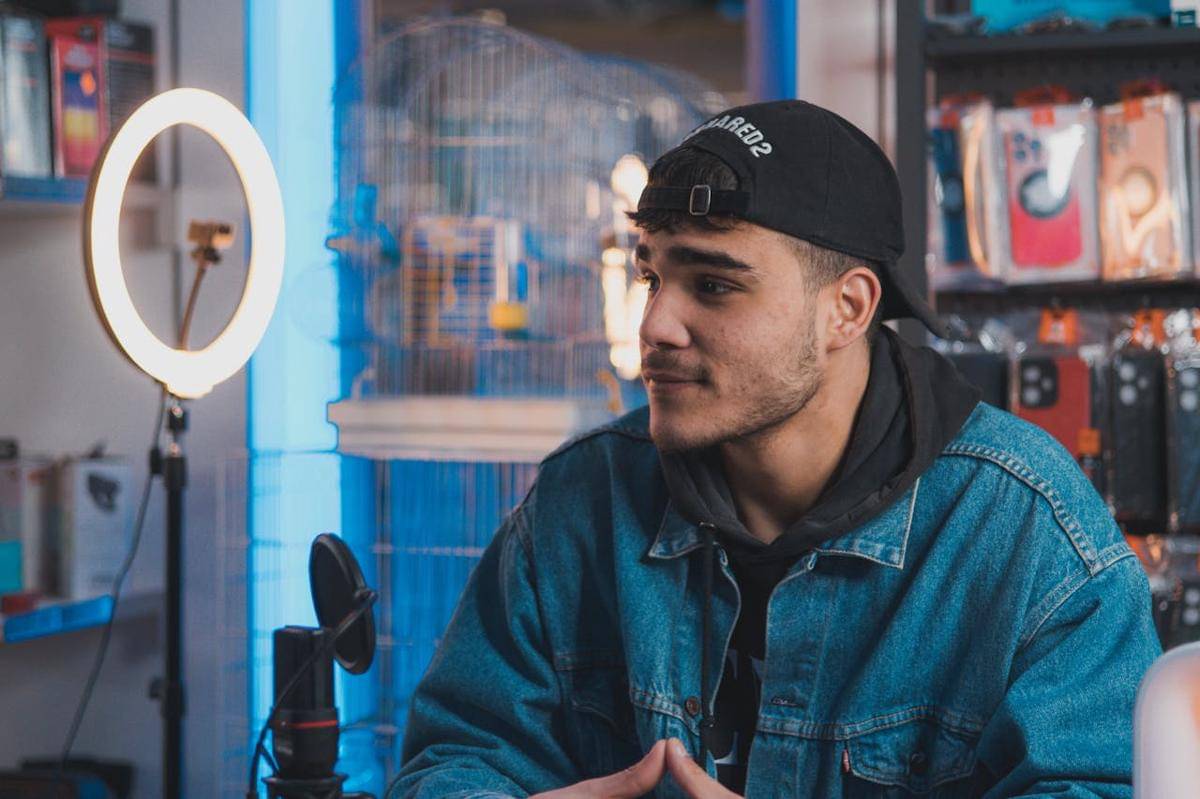 ilustrasi pria influencer (pexels.com/ahmed akeri)