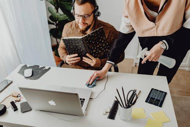 ilustrasi membersihkan meja kerja (pexels.com/Photo By: Kaboompics.com)