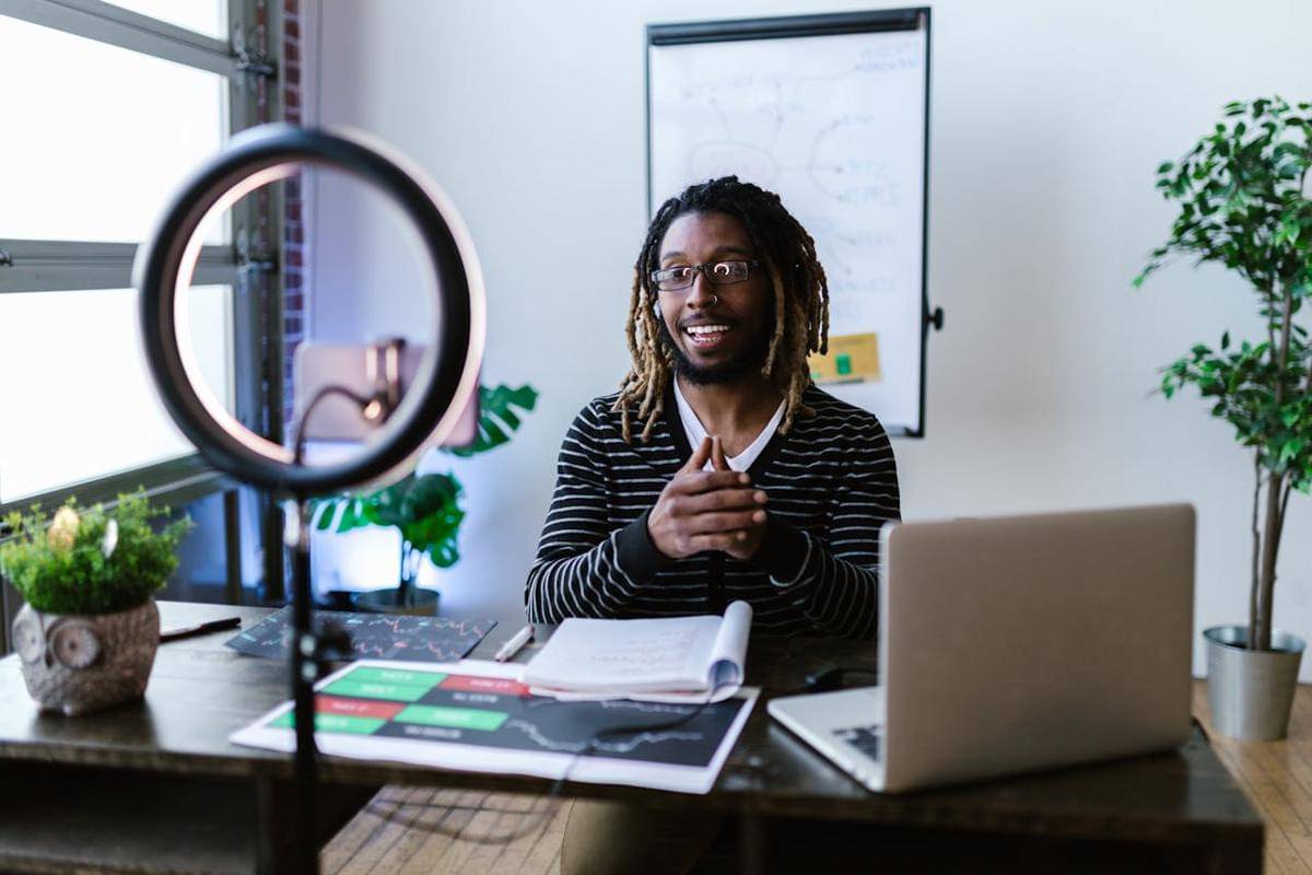 ilustrasi pria influencer (pexels.com/RDNE Stock project)