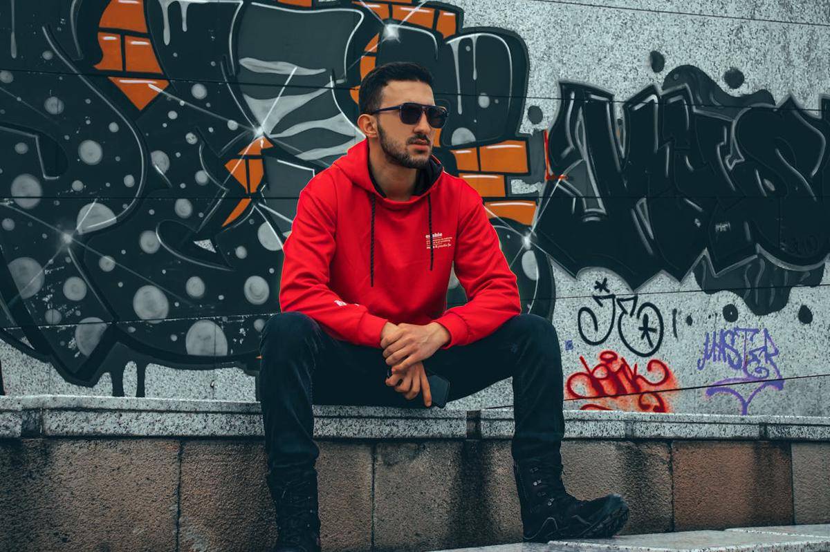ilustrasi pria dengan hoodie merah dan kacamata hitam (pexels.com/Volkan Erdek)