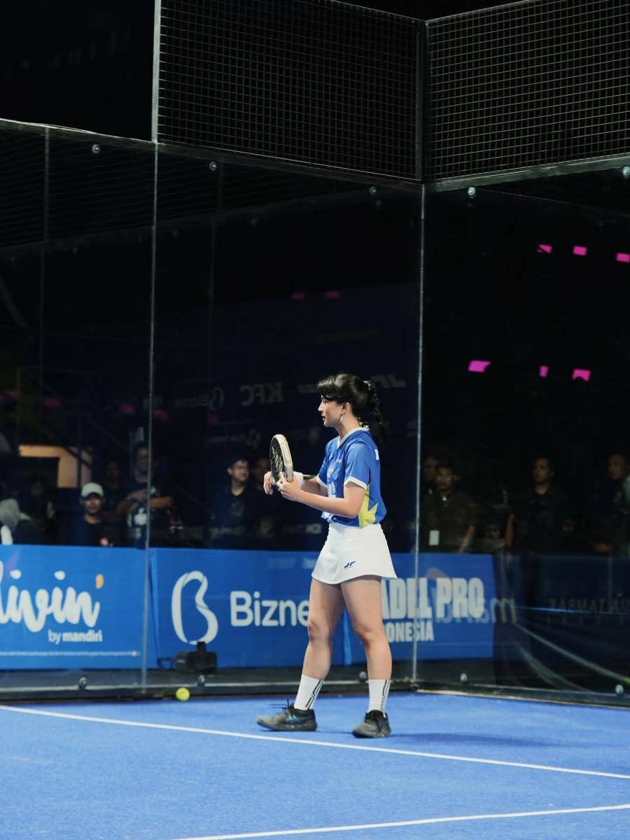 potret Sintya Marisca menang turnamen padel 