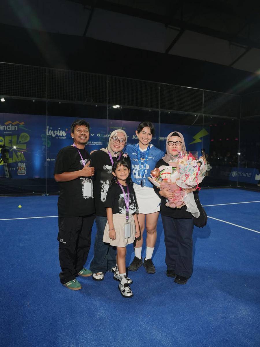 potret Sintya Marisca menang turnamen padel 