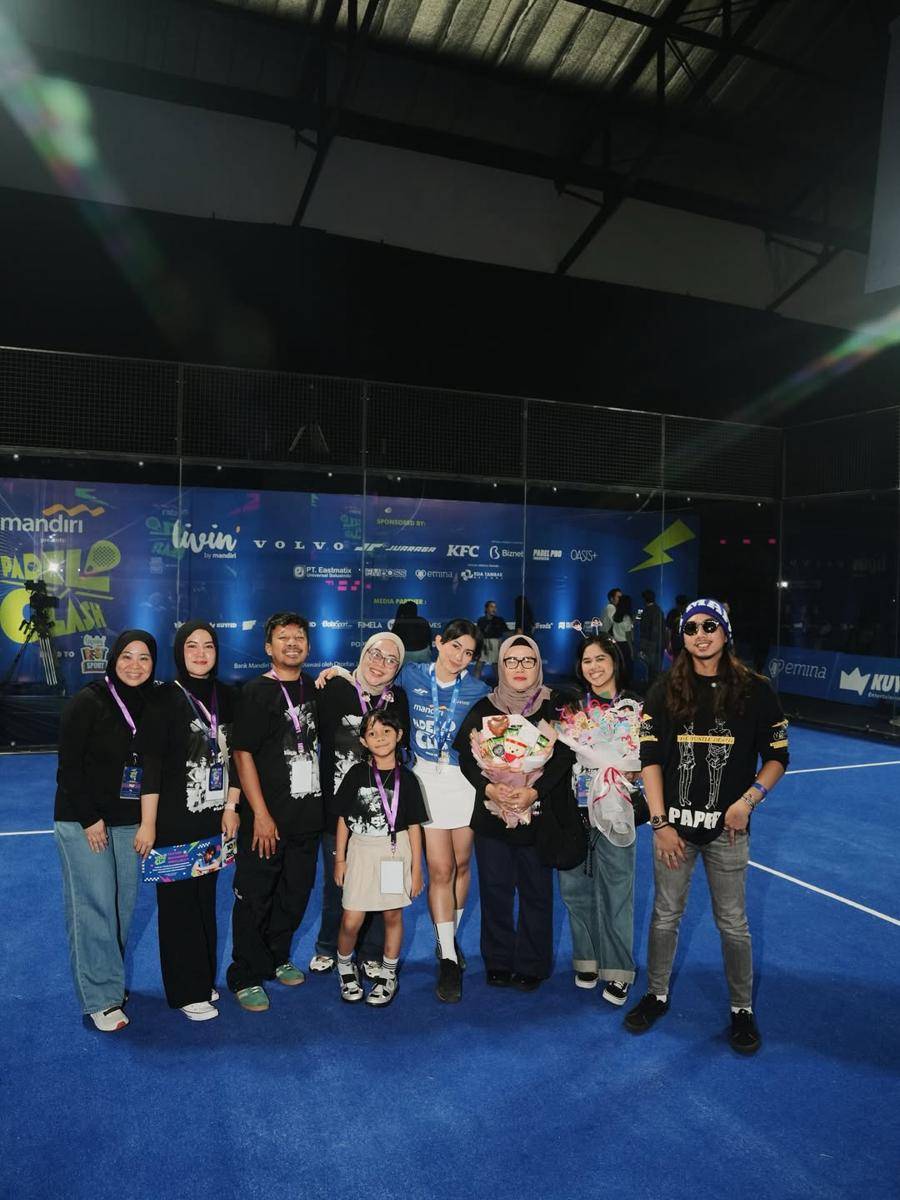 potret Sintya Marisca menang turnamen padel 