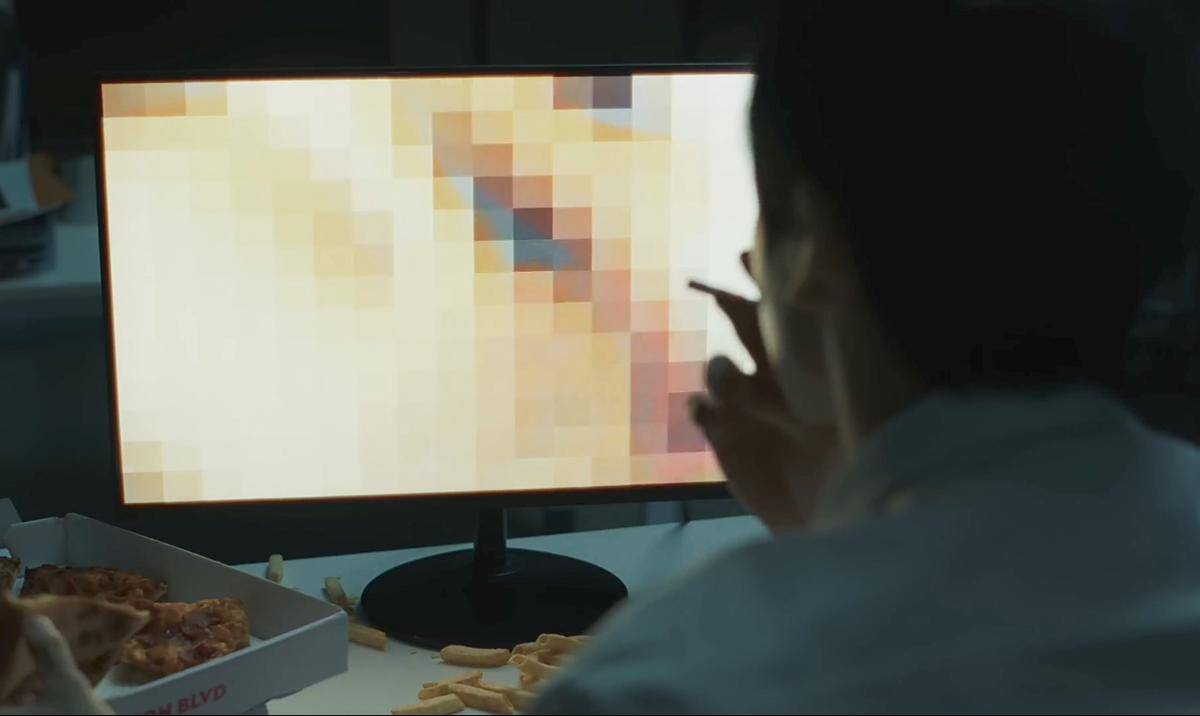 adegan Kino PENTAGON nonton film porno di MV "CLUB SEX CIGARETTES" (dok. YouTube/Kino)